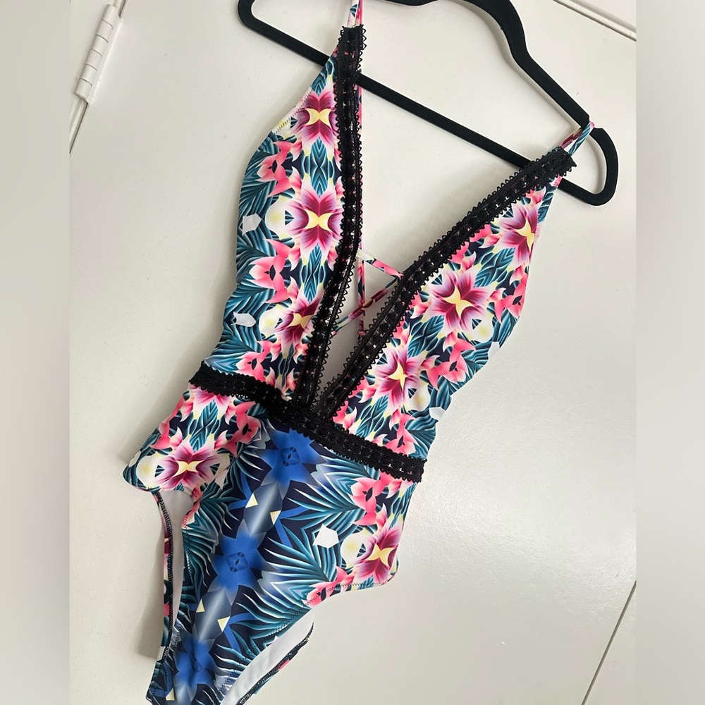 Cupshe - One piece bathing suit - Size L. Colorful floral. NWT